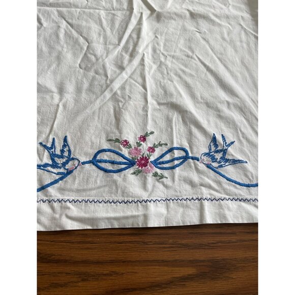 Set of two white pillowcases with embroidered birds and flowers - Picture 2 of 6